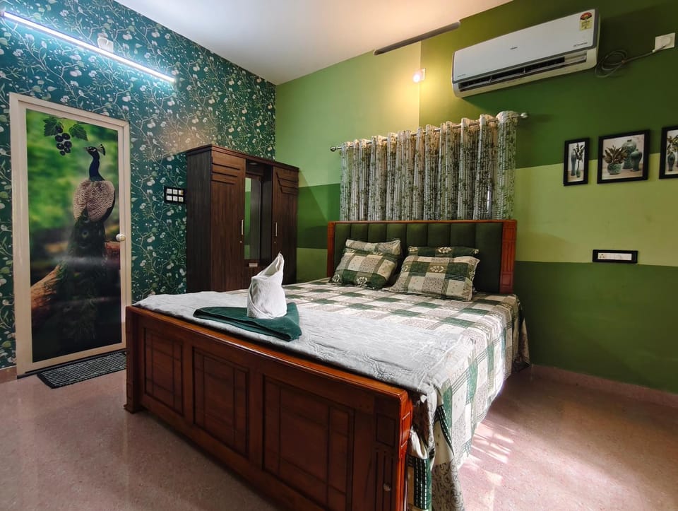 Bed, Photo of the whole room, Bedroom, towels, wardrobe, air conditioner