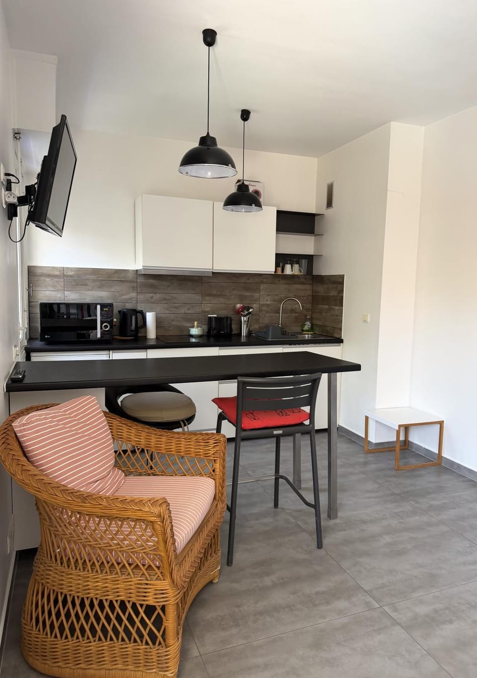 Kitchen or kitchenette, Dining area