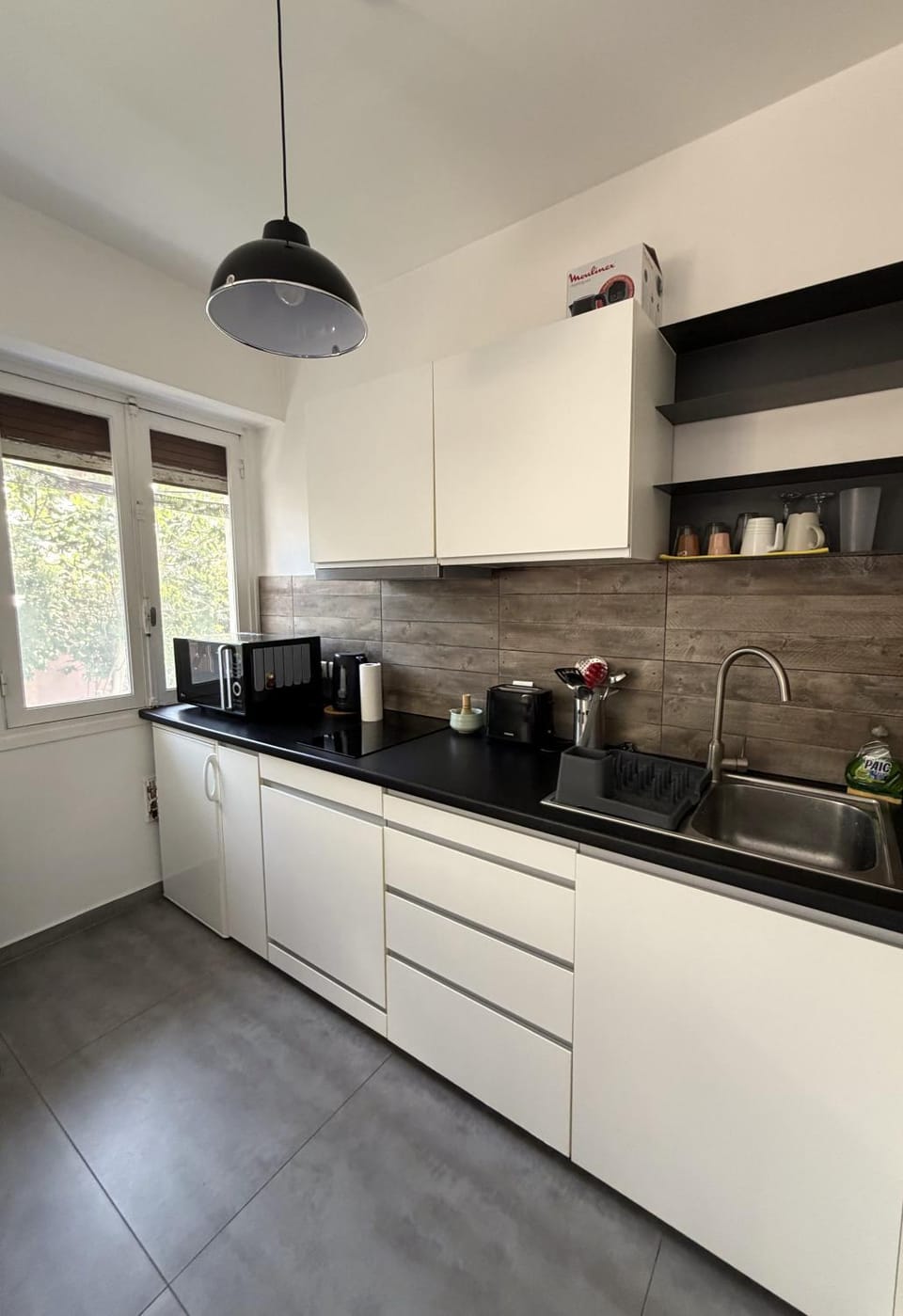 Coffee/tea facilities, Kitchen or kitchenette, stove