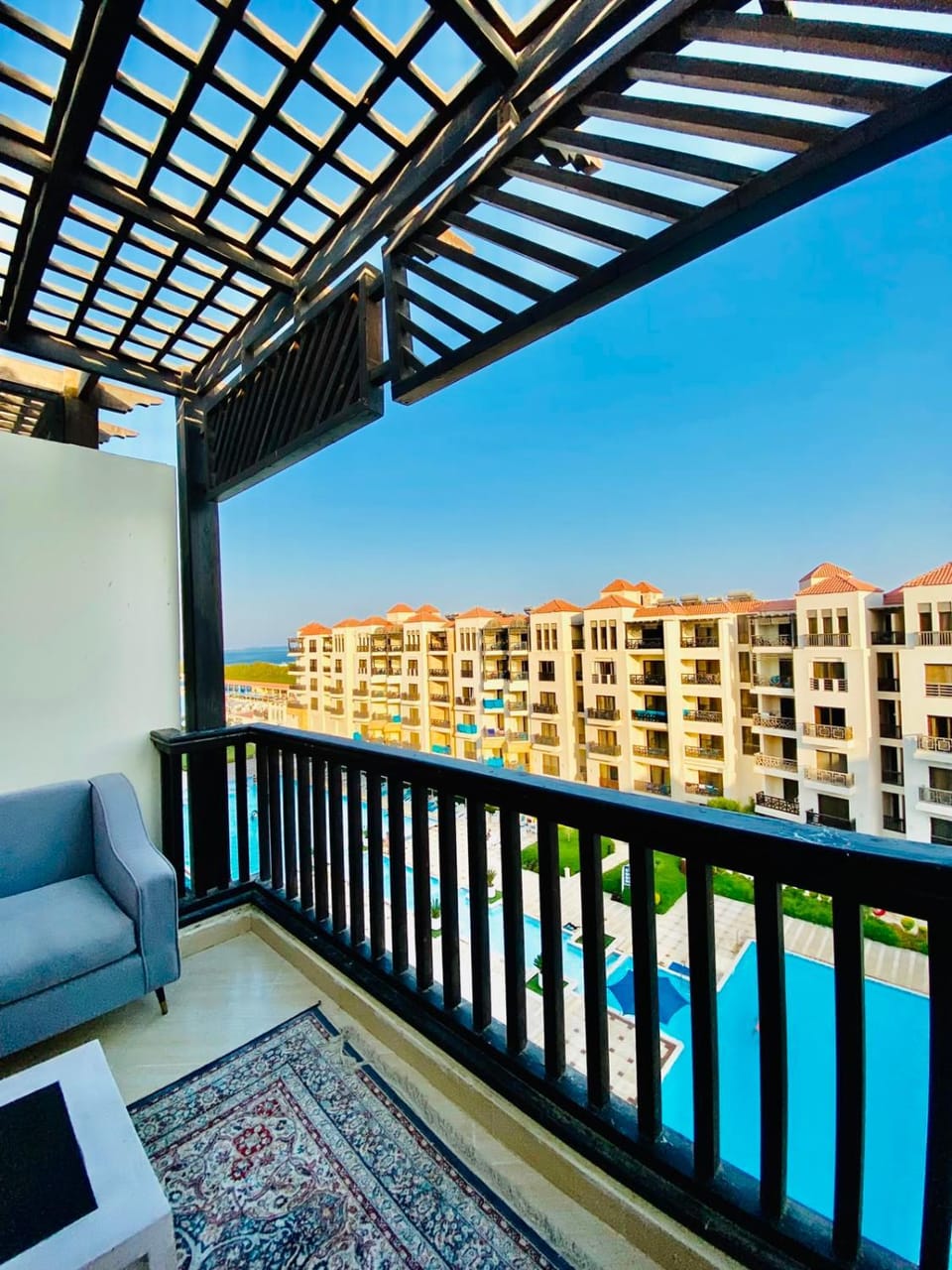 Property building, Balcony/Terrace, Pool view