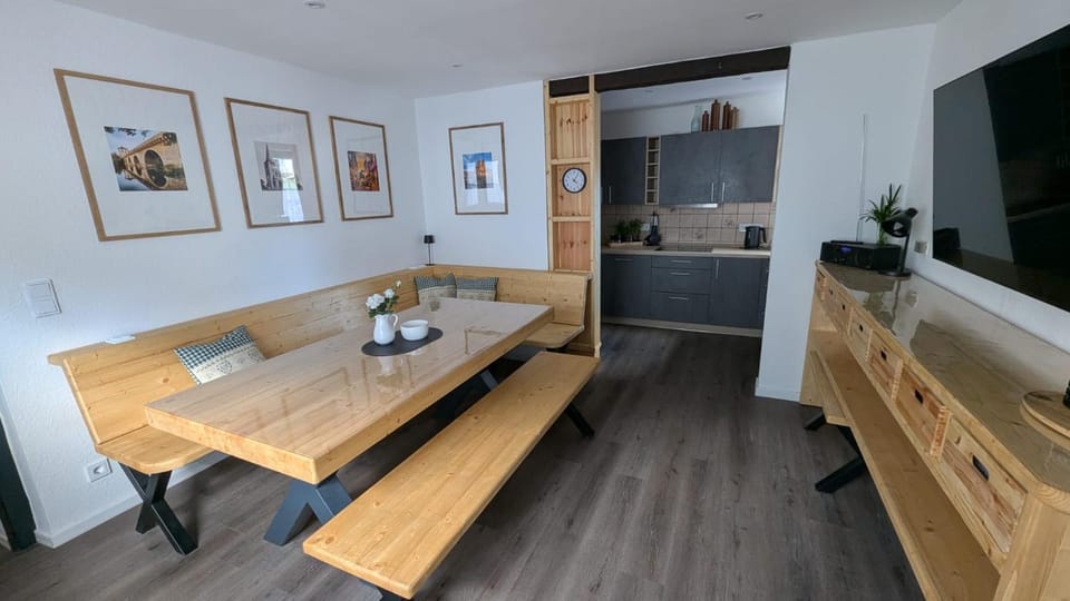 Kitchen or kitchenette, Dining area