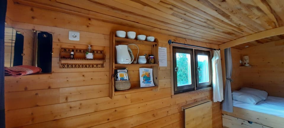 Bed, Coffee/tea facilities, Photo of the whole room, Bedroom