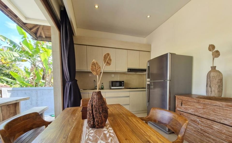 Kitchen or kitchenette, Dining area, oven, stove
