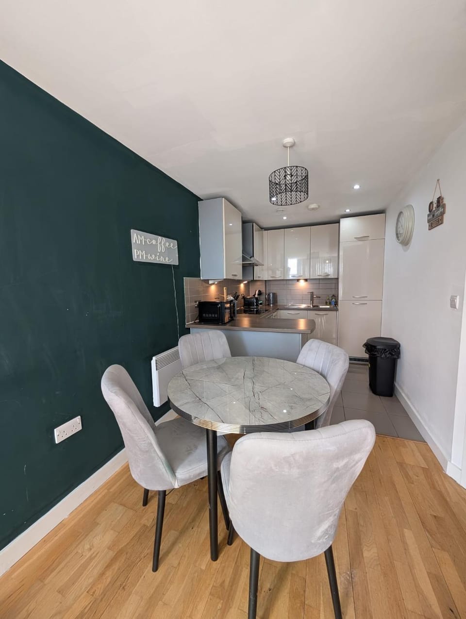 Kitchen or kitchenette, Living room, Seating area, Dining area