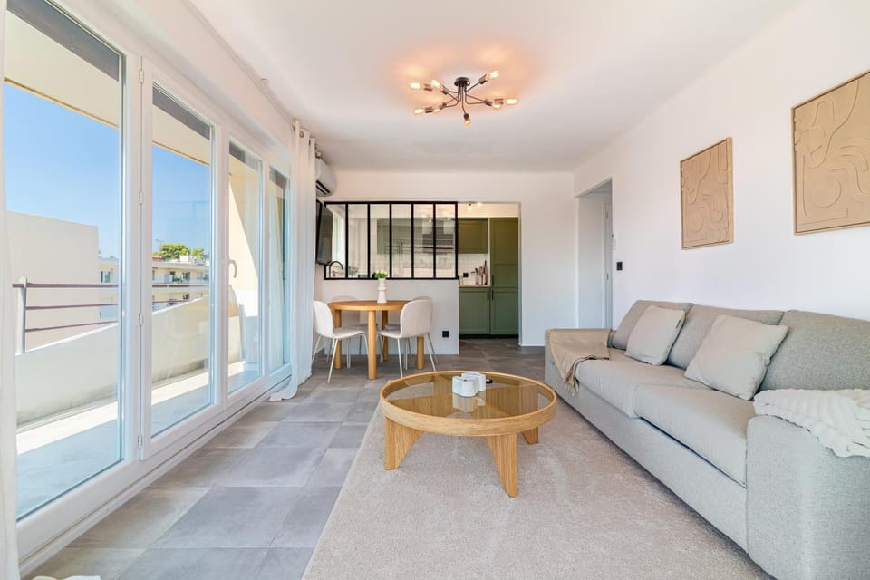 APPARTEMENT 70m2 DERNIER ÉTAGE LE CANNET VUE MER Apartment in Cannes