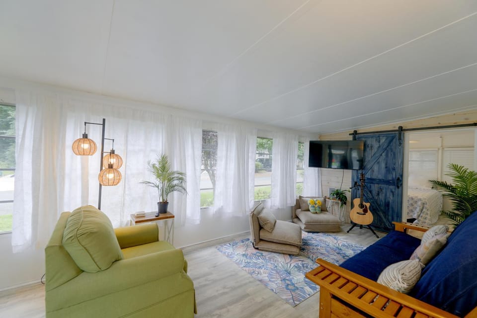 2 Decks & Pool Access: Ocean Pines Retreat House in Ocean Pines