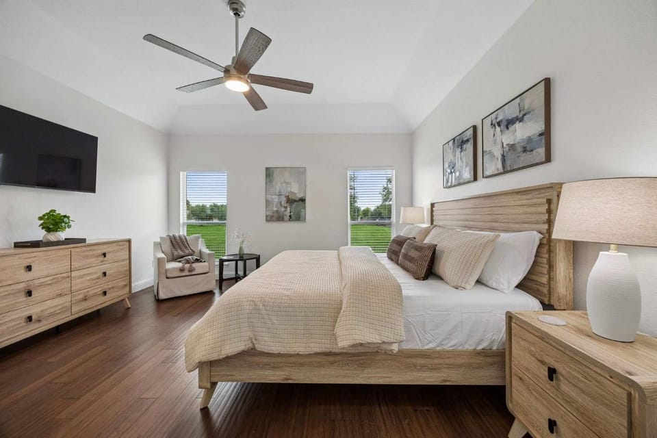 Bed, TV and multimedia, Photo of the whole room, Bedroom