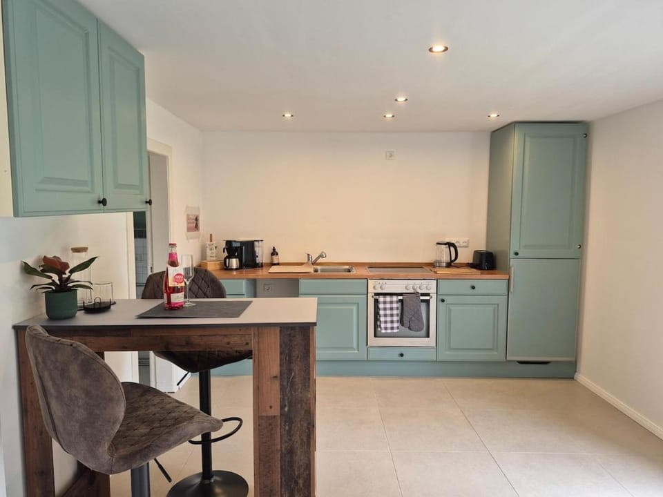 Coffee/tea facilities, Kitchen or kitchenette, Dining area, oven, stove, toaster