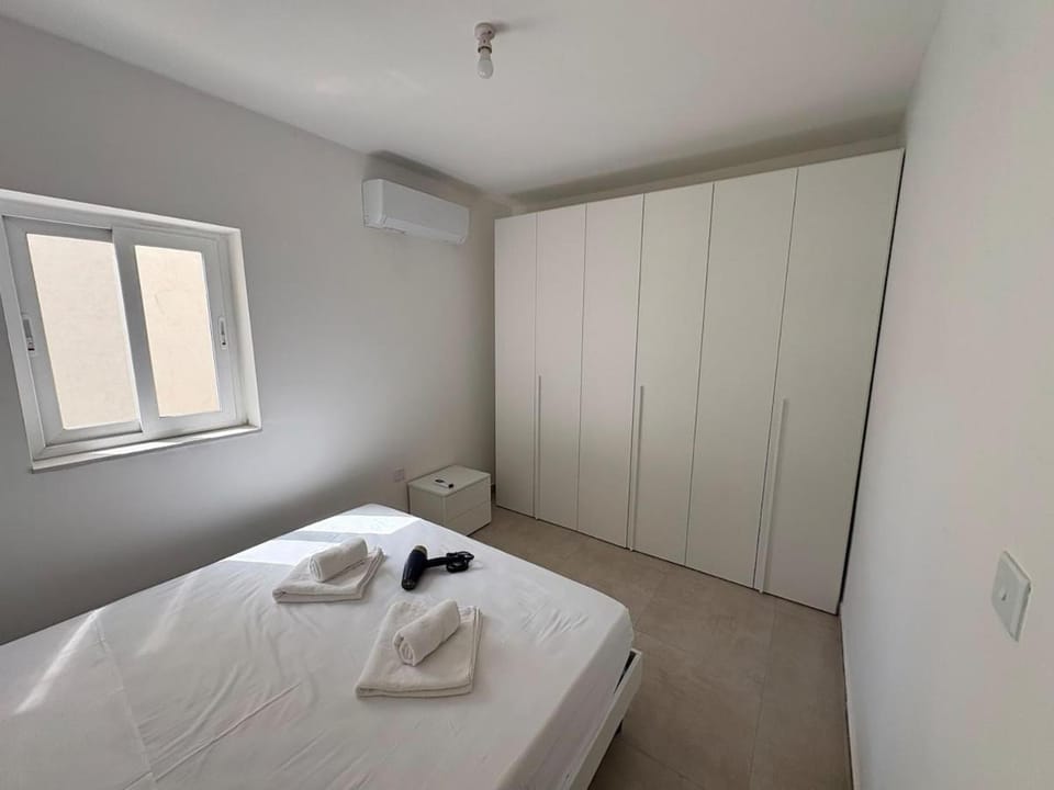 Gzira flat - 4 Min Walk to the Seafront - Fully AC Apartment in Malta