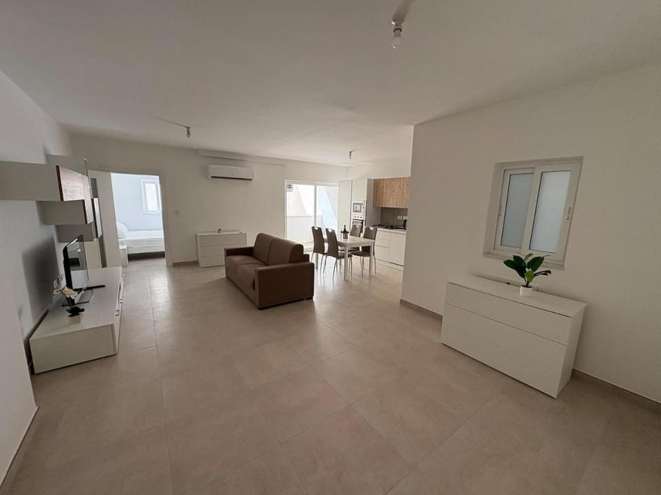 Gzira flat - 4 Min Walk to the Seafront - Fully AC Apartment in Malta