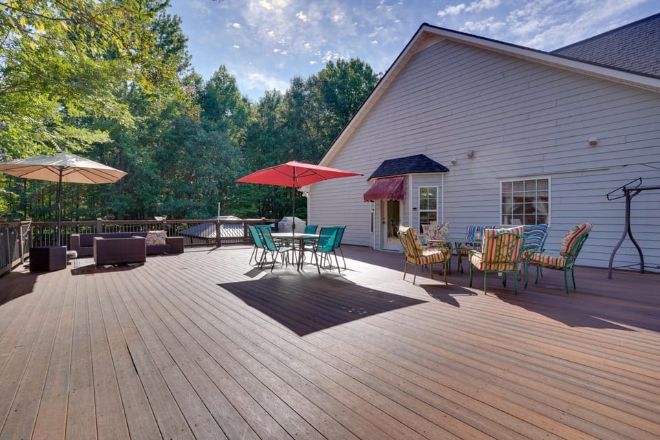 Hot Tub & Deck! Loganville Group Retreat House in Georgia