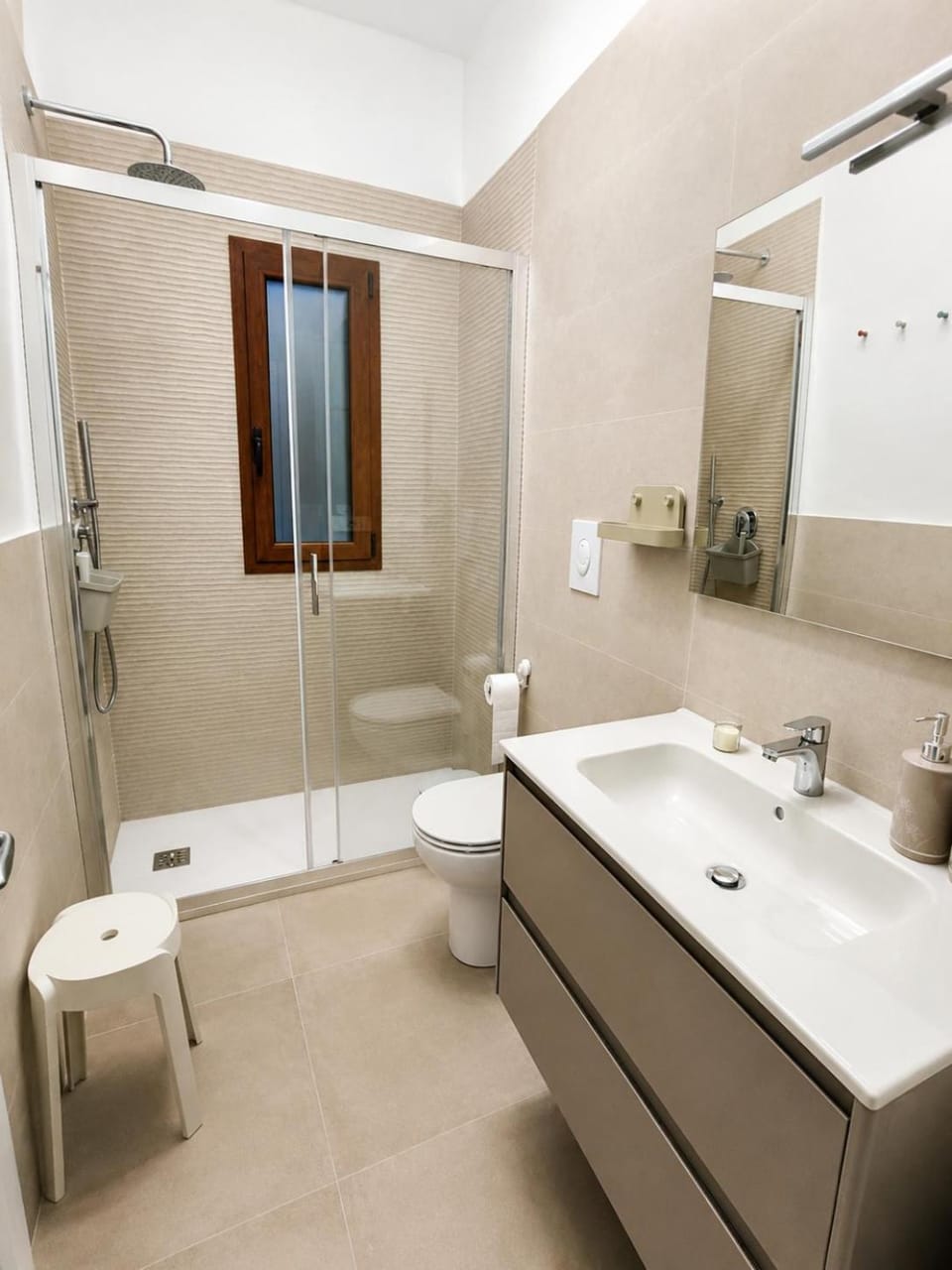 Shower, Toilet, Bathroom, Bath, bidet, towels