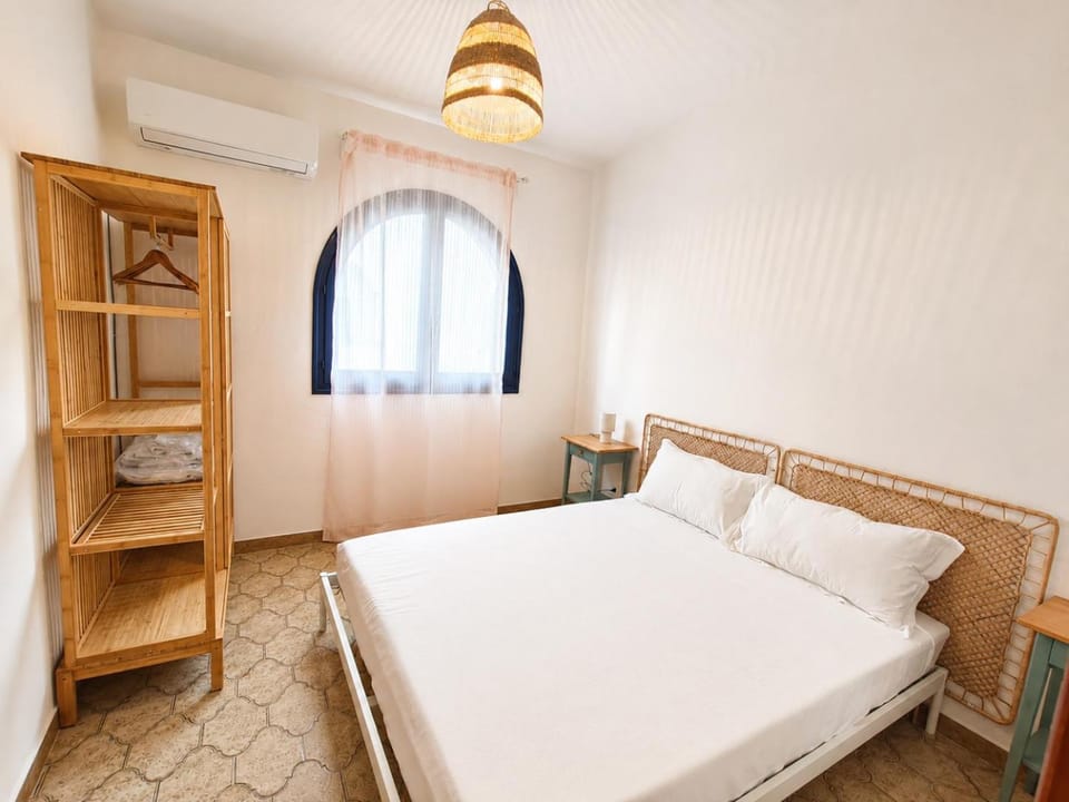 Photo of the whole room, Bedroom, wardrobe