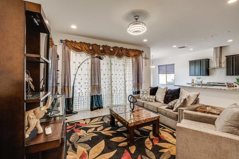 WFH-Friendly Queen Creek Retreat w/ Pool Access House in San Tan Valley