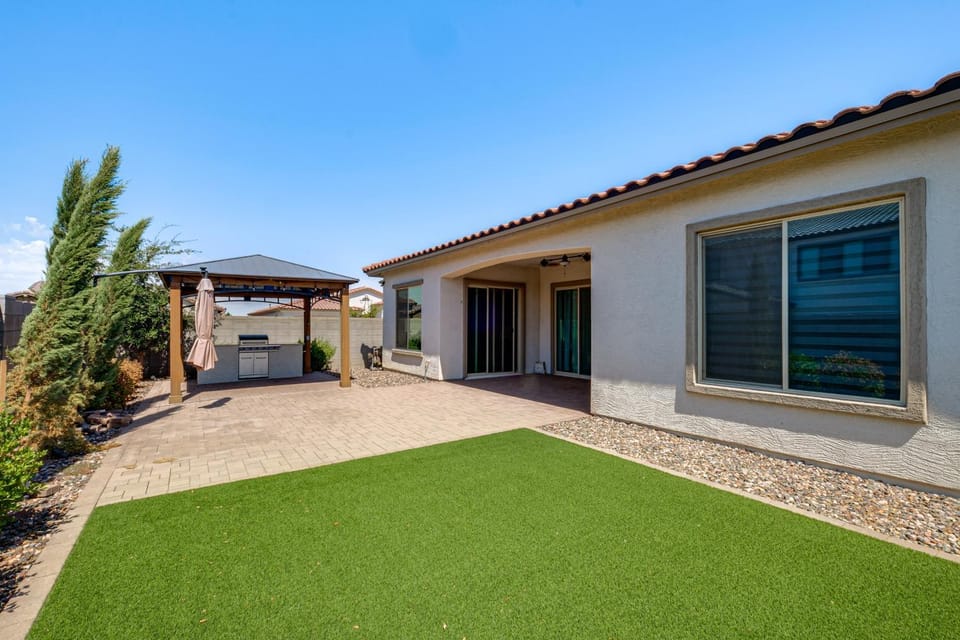WFH-Friendly Queen Creek Retreat w/ Pool Access House in San Tan Valley
