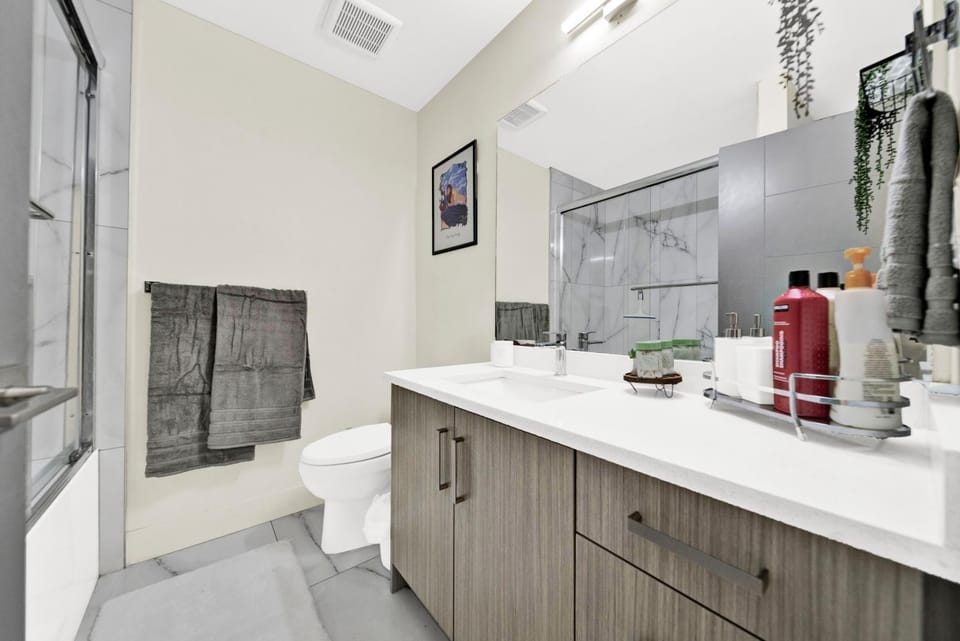 Bathroom, towels