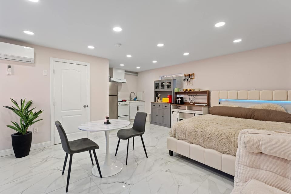 Chic Urban Studio Close to The Grove & Dining Apartment in West Hollywood