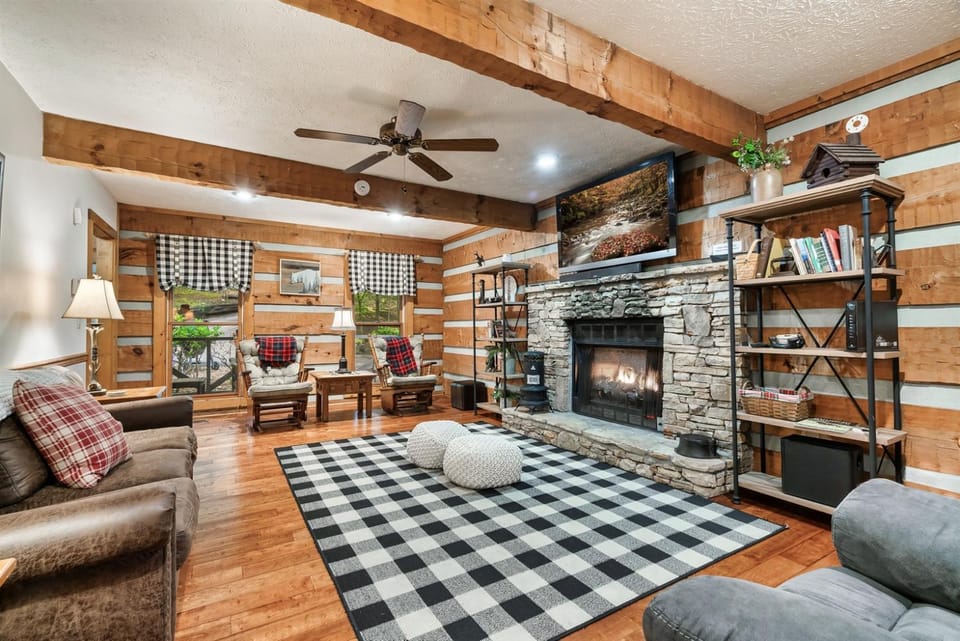 FreeDollywood TixSecludedPing PongSpacious House in Pigeon Forge