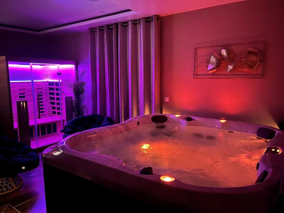 Hot Tub, Sauna
