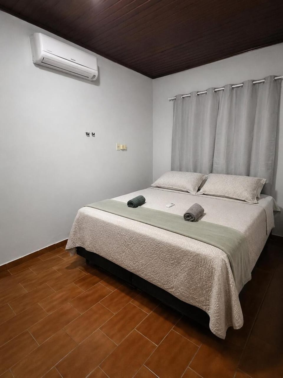 Bed, Bedroom, towels, air conditioner