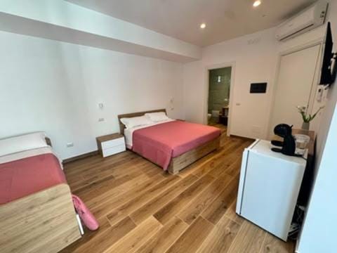 Bed, TV and multimedia, Photo of the whole room, Bedroom, minibar, air conditioner