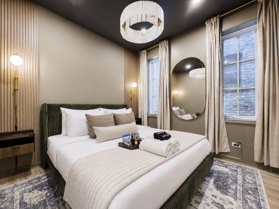 The Velvet Manor Luxe 3BR Jacuzzi Garage Apartment in Chicago