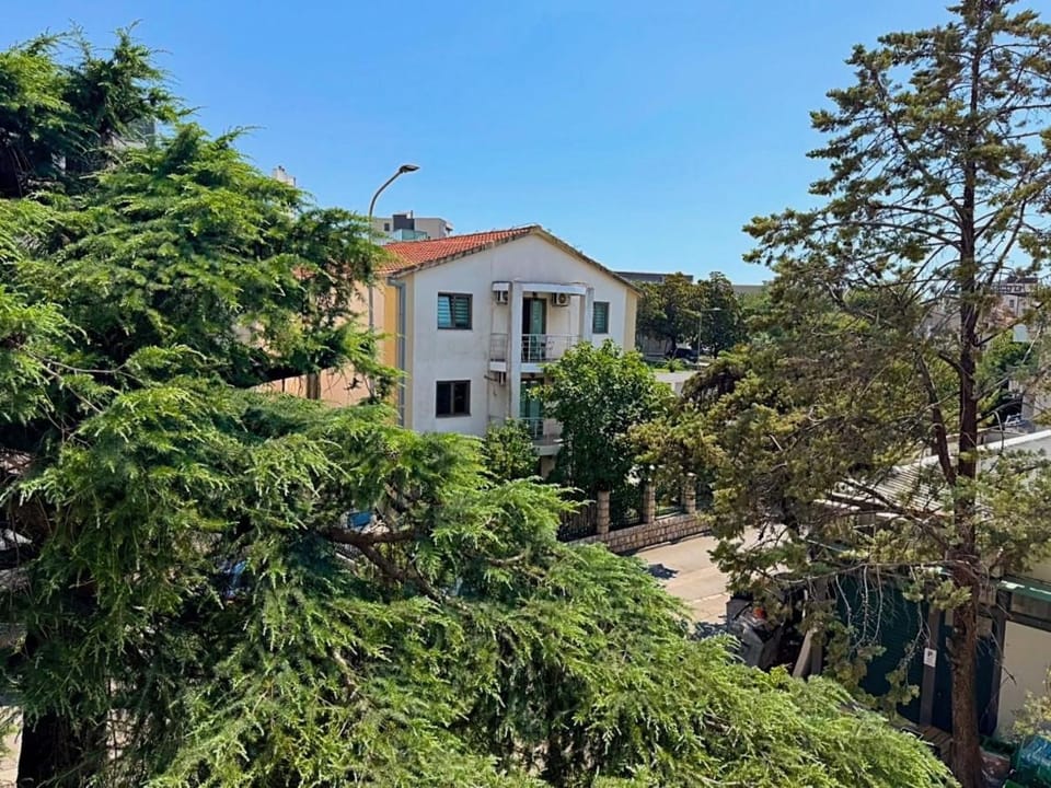 The Pine story, Cozy terrace 5 min to beach Apartment in Budva Municipality