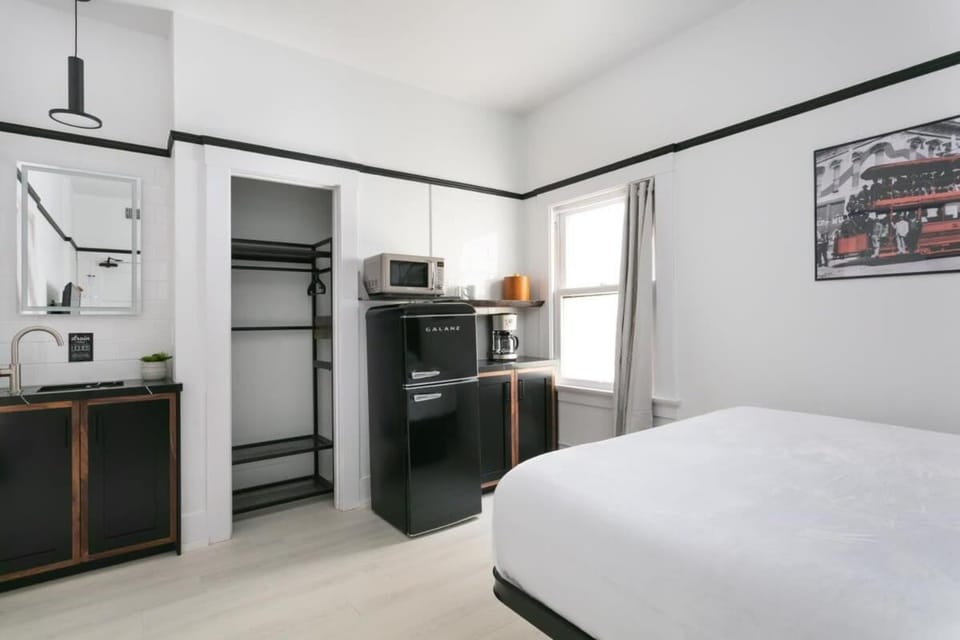 Private suite Retreat Kitchenette & Fast WiFi Inn in Gaslamp Quarter