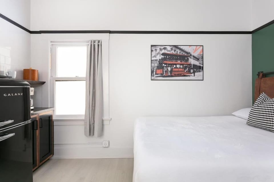 Private suite Retreat Kitchenette & Fast WiFi Inn in Gaslamp Quarter