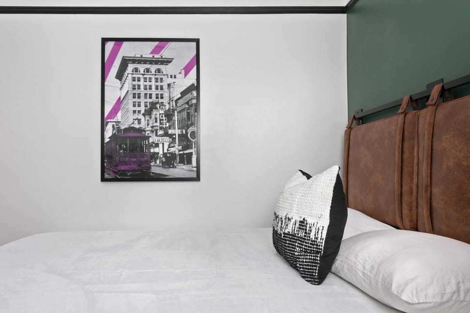 Gaslamp Quarter Private suite & Kitchenette Apartment in Gaslamp Quarter