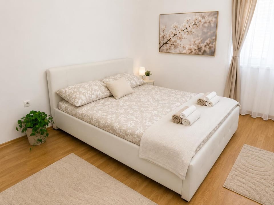 Bed, Photo of the whole room, Bedroom, towels