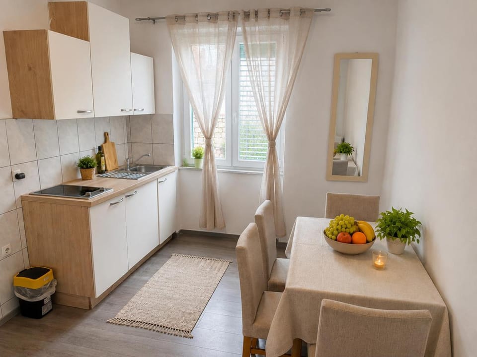 Kitchen or kitchenette, Food and drinks, Dining area, oven, stove