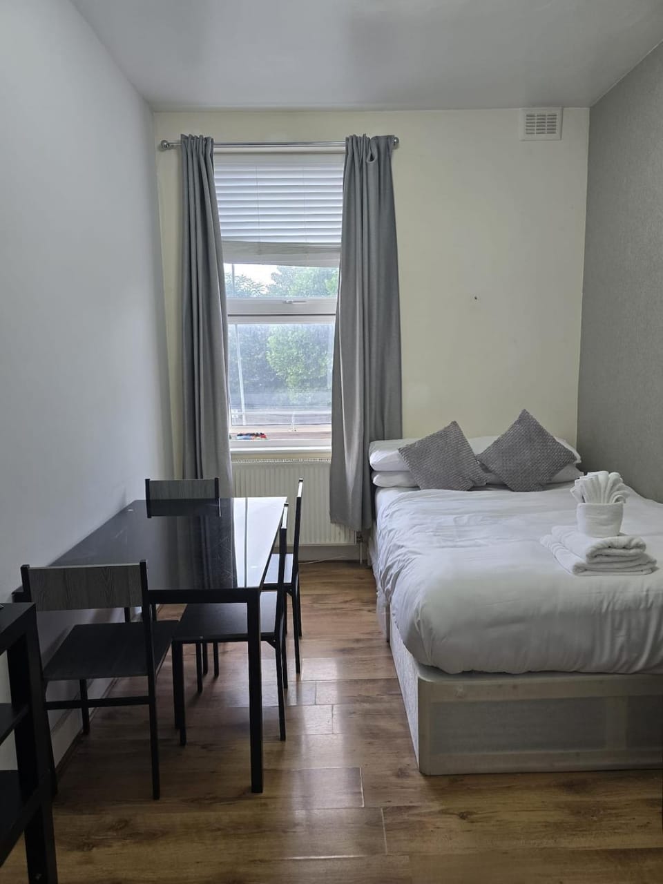 Bed, Living room, Photo of the whole room, Seating area, Bedroom
