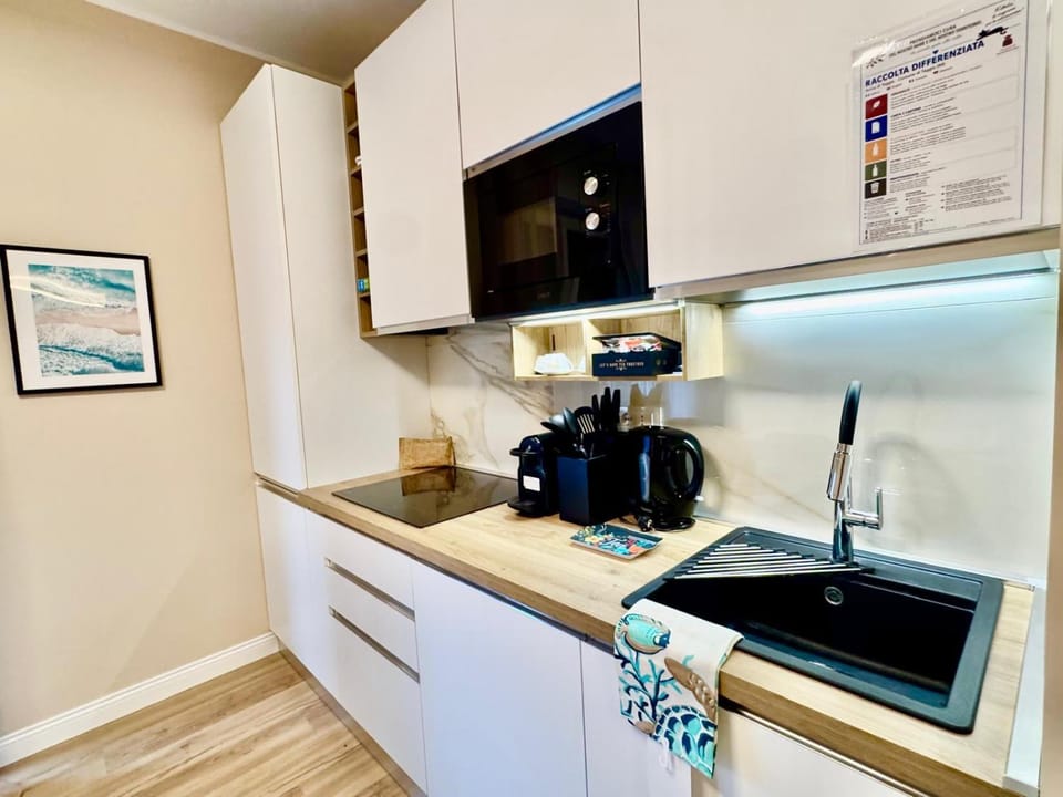 Coffee/tea facilities, Kitchen or kitchenette, stove
