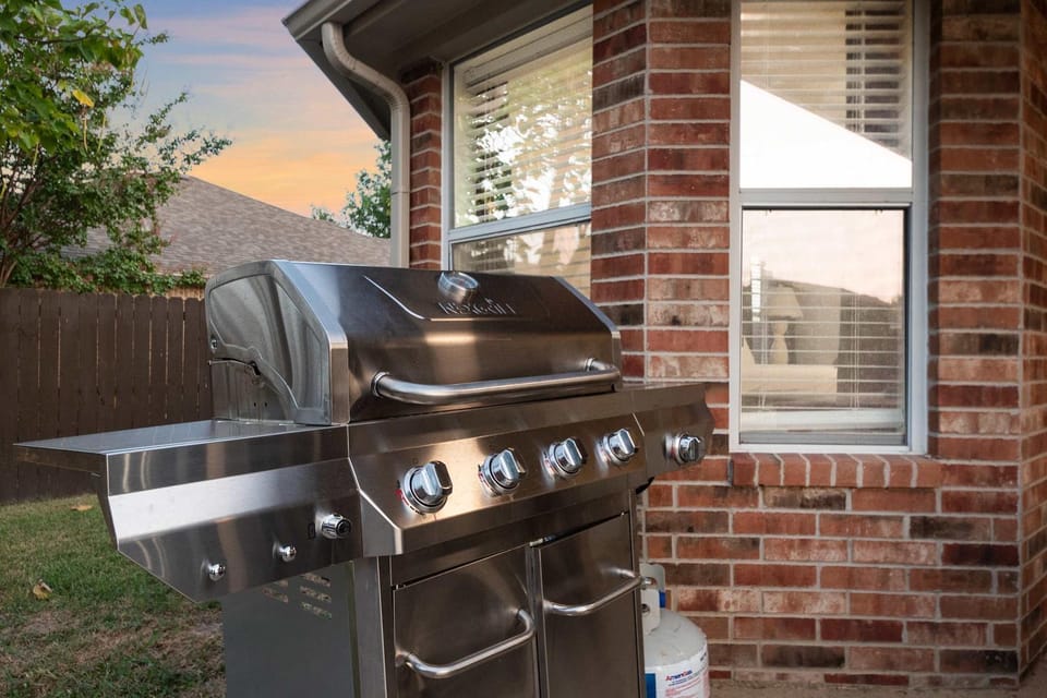 Spacious 5-BD ft a Pool Oasis and BBQ Grill House in Burleson