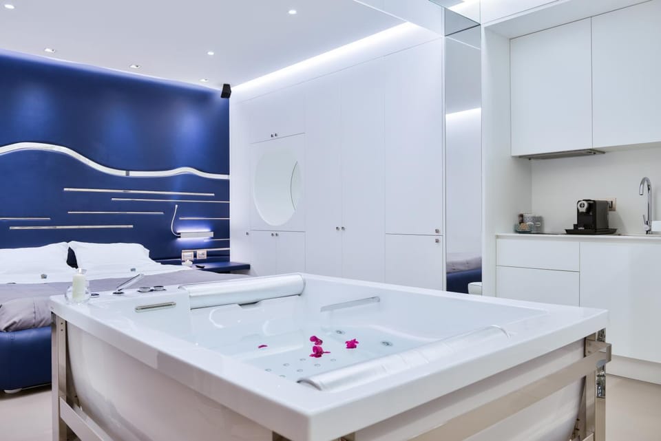 Bed, Kitchen or kitchenette, Photo of the whole room, Bedroom, Bath, towels