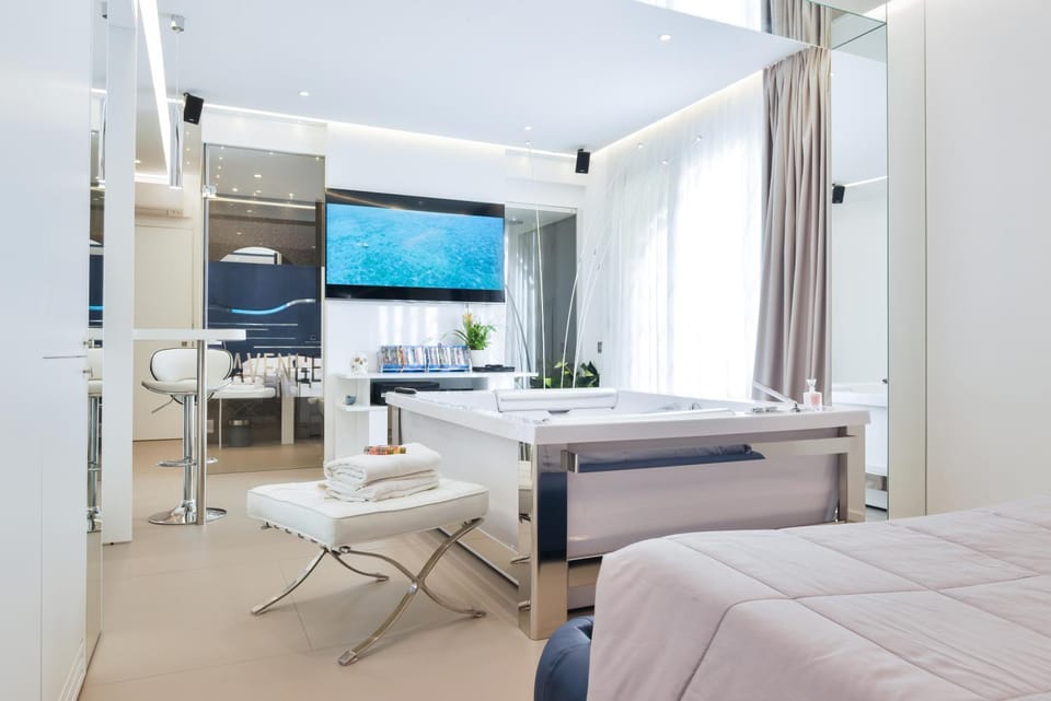 Bed, TV and multimedia, Living room, Photo of the whole room, Seating area, Dining area, Bedroom, towels