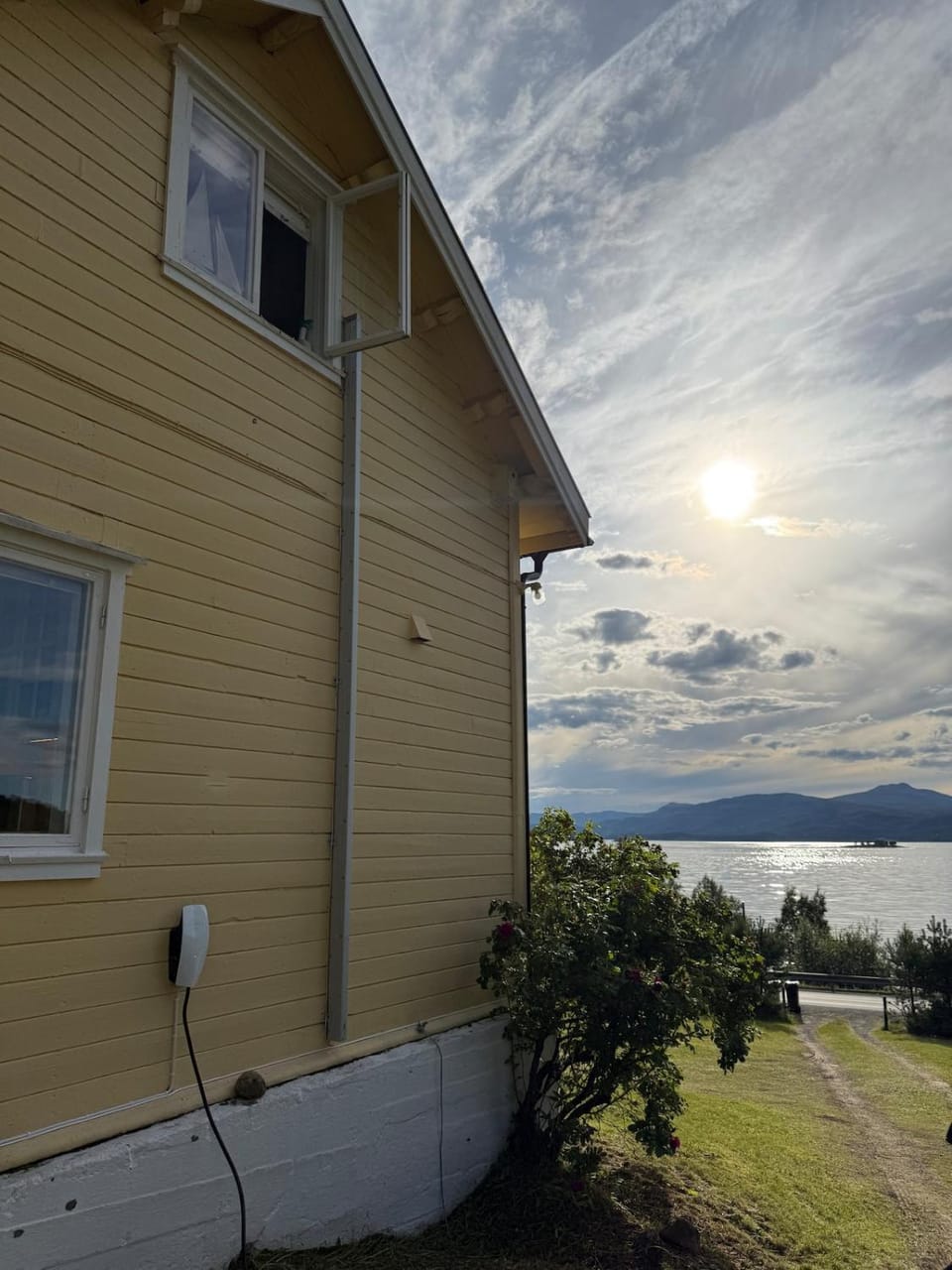 The little yellow house in Rånbogen with fjord and mountain views - Gateway to Lofoten House in Nordland, Norway