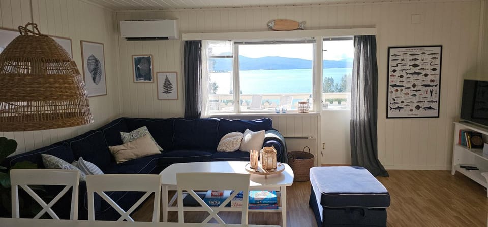Natural landscape, TV and multimedia, Living room, Seating area, Dining area, Sea view, air conditioner