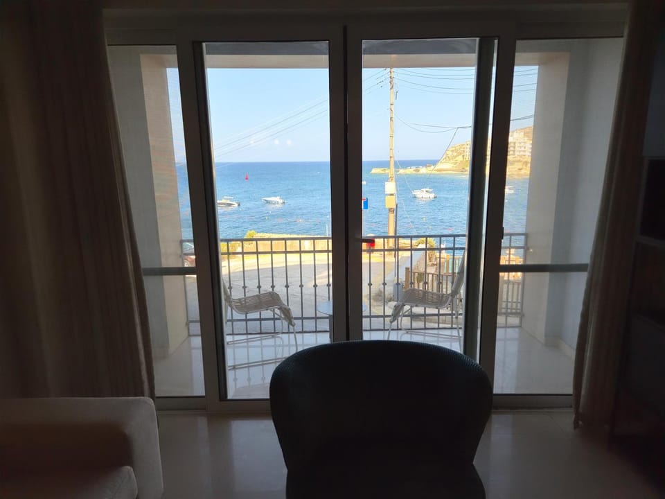 View (from property/room), Balcony/Terrace, Living room, Sea view