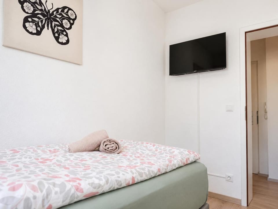 Communal lounge/ TV room, Bed, TV and multimedia, View (from property/room), Photo of the whole room, Decorative detail, Decorative detail, Evening entertainment, Bedroom, cot, heating, heating, internet, internet, towels, towels, wardrobe