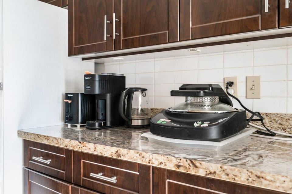 Central Vancouver 1BD Close to Transit Apartment in Vancouver