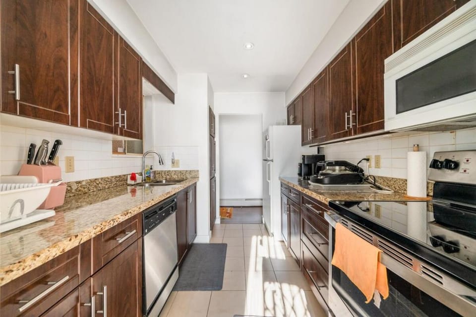 Central Vancouver 1BD Close to Transit Apartment in Vancouver