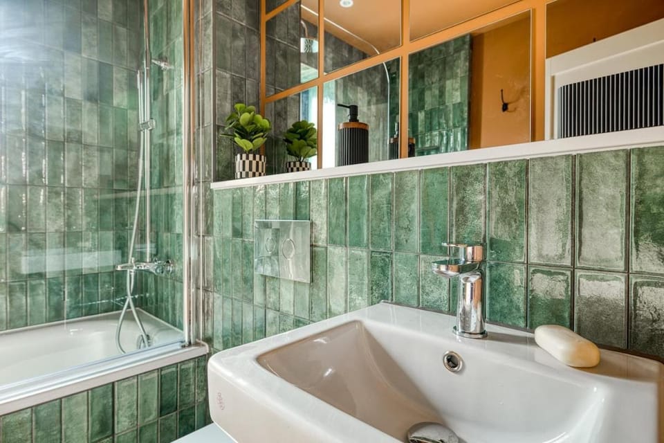 Wonderful Wells Retreat with Level Access and Hot Tub House in Mendip District