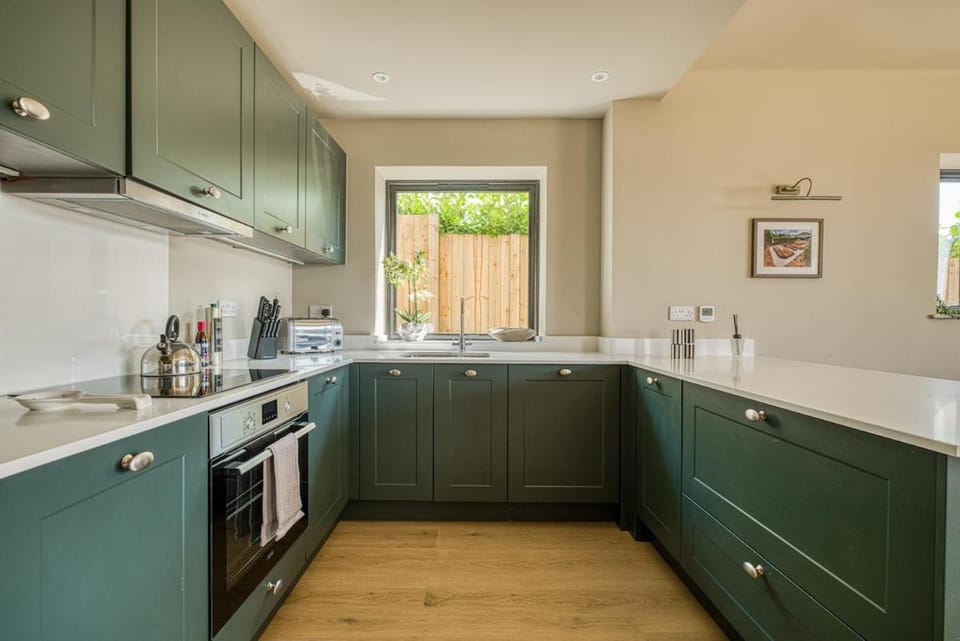 Wonderful Wells Retreat with Level Access and Hot Tub House in Mendip District
