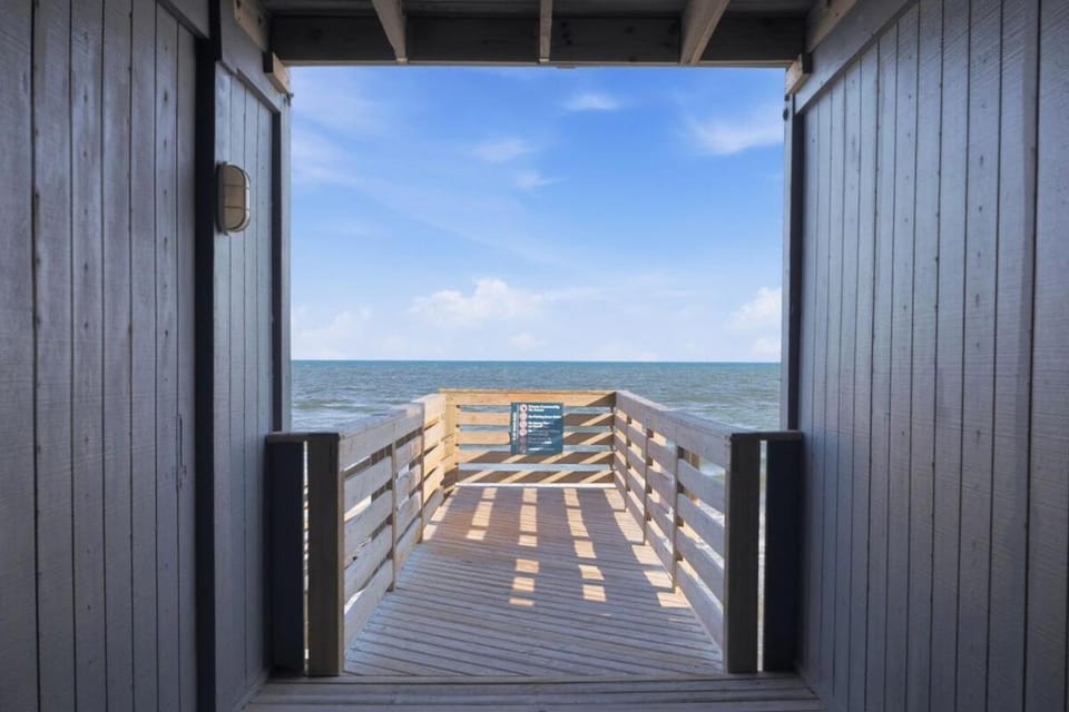 Water's Edge - Coastal Condo with Ocean Views Apartment in North Topsail Beach