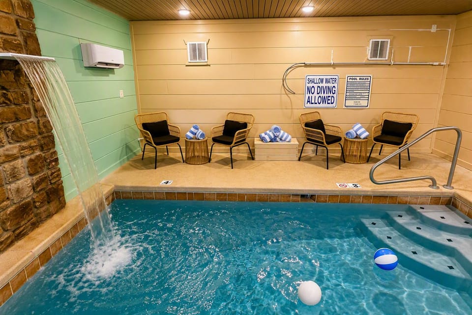 Spa and wellness centre/facilities, Seating area, Swimming pool, towels
