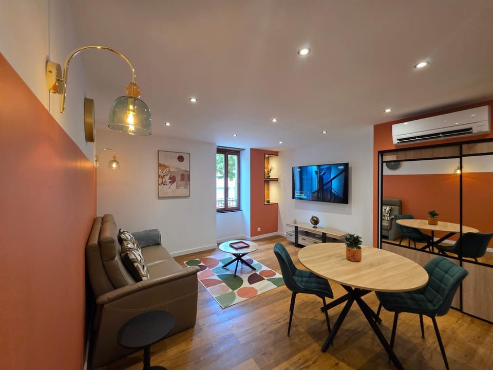 Communal lounge/ TV room, Dining area