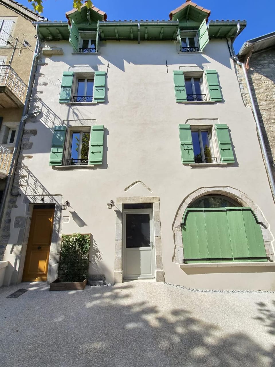 Facade/entrance