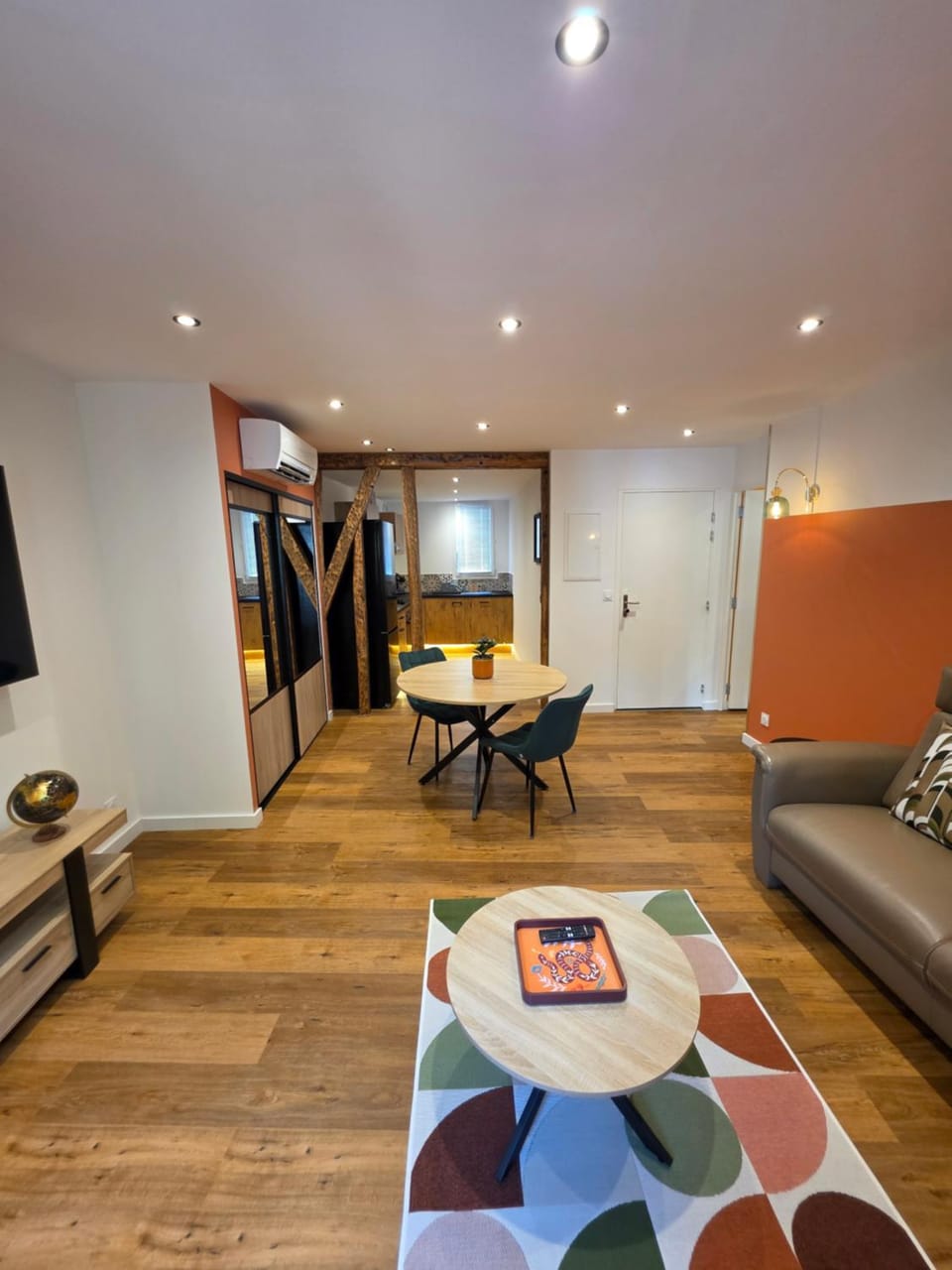 Living room, Dining area